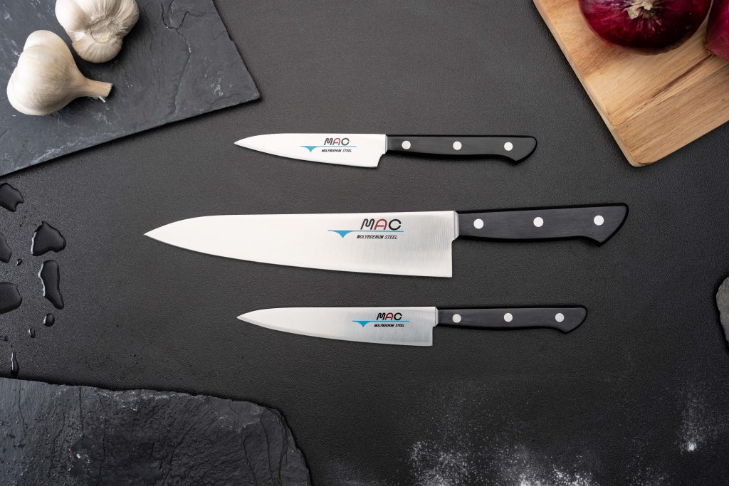 Tre Mac kjøkken kniver på svart bakgrunn